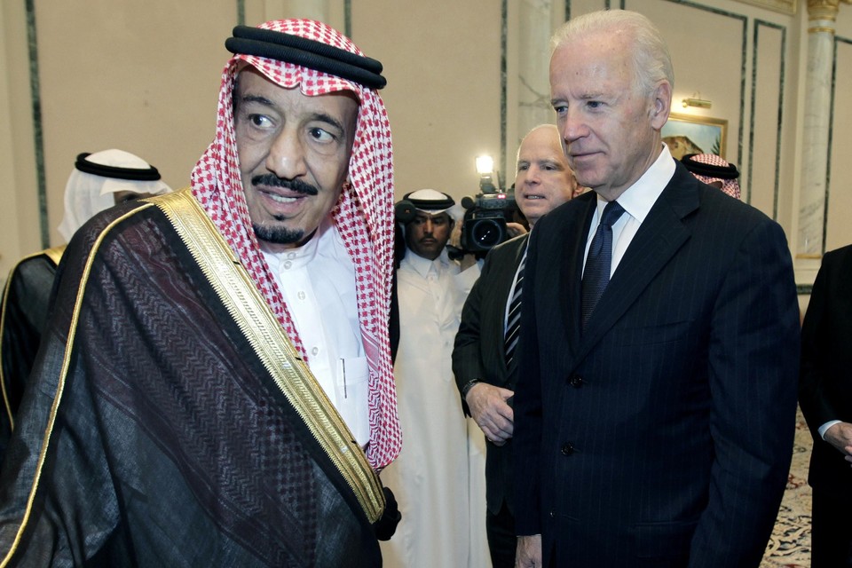 Archiefbeeld: toenmalig vicepresident Joe Biden ontmoette in 2011 Salman bin Abdoel-Aziz, die nu koning is van Saudi-Arabië.  