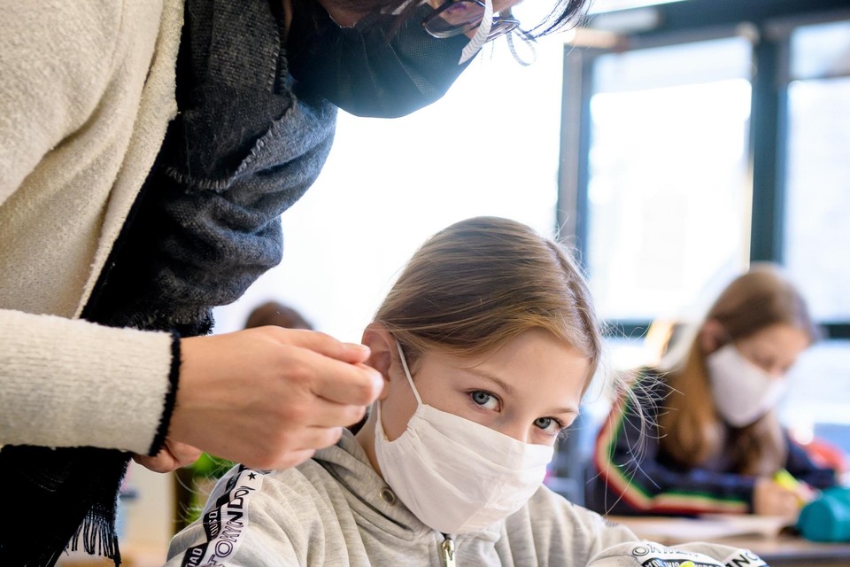 Als leerkrachten ­verplicht een mondmasker dragen, daalt het aantal gevallen met ongeveer één derde. 