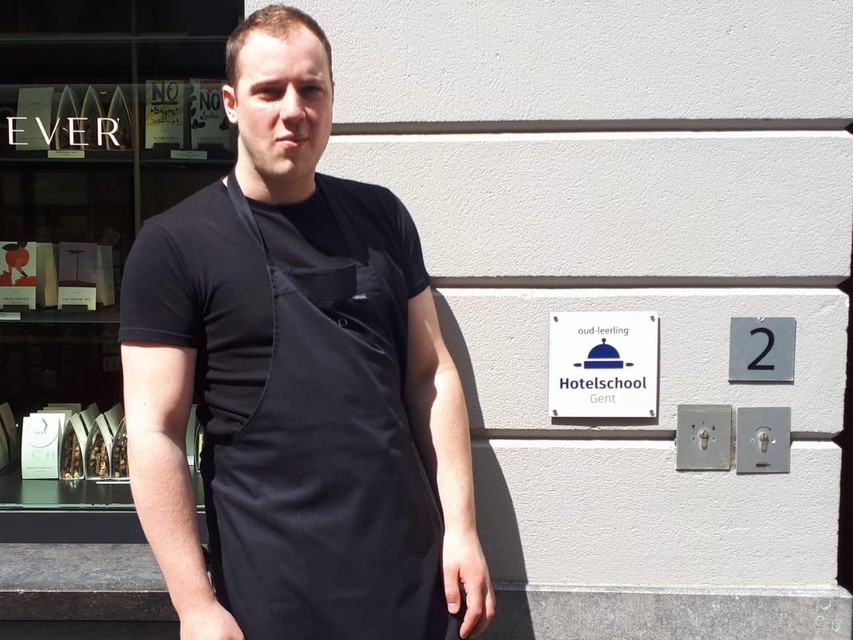 Het eerste gevelbordje van de Hotelschool Gent hangt bij chocolatier Jannes Deduytschaever. 