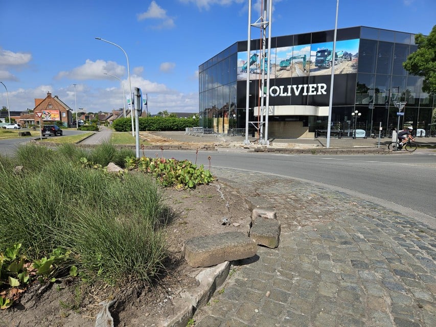 The young man went straight on the roundabout, rammed a low wall and finished against the glass wall of the showroom.