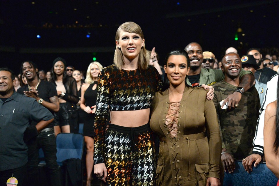 Swift en Kim Kardashian in 2015, toen ze nog best door één deur konden.