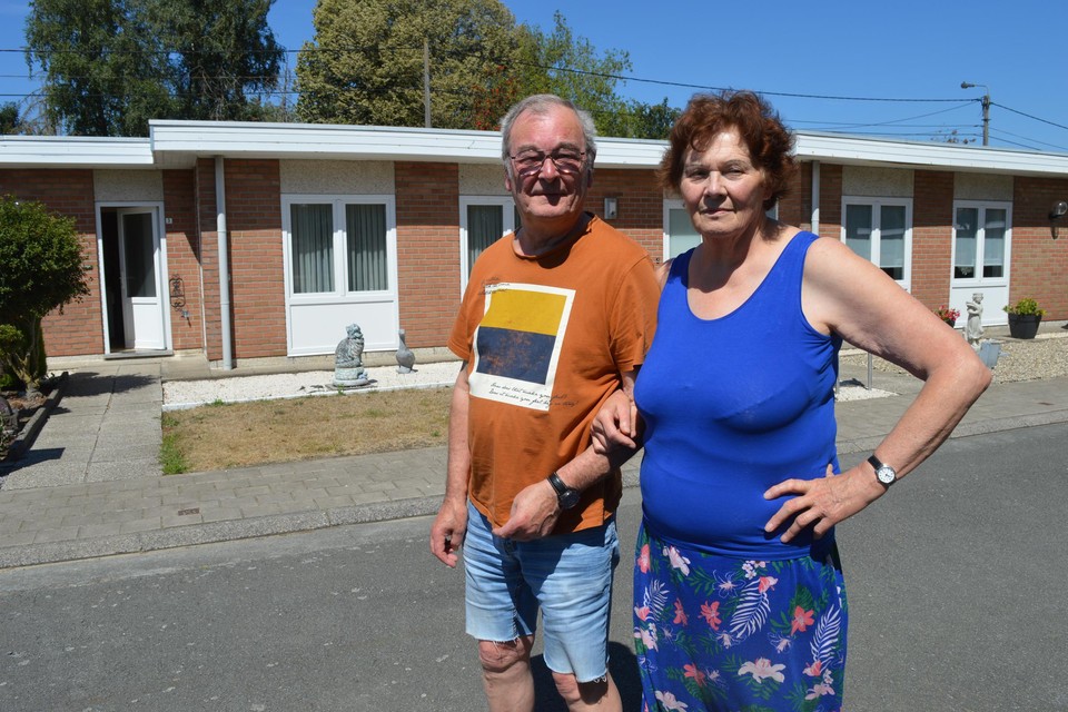 Seran Vanbrakel (77) en Sonja Bekaert (69) voor hun woning in Moerbeekpark.