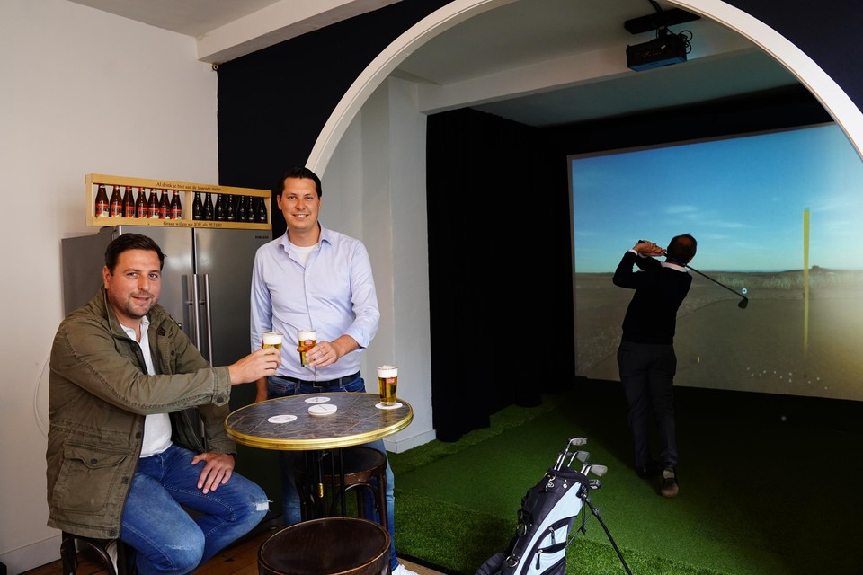 Frank Boeckx, Thomas Pauwels en Kasper De Wulf in hun virtuele ‘golfstudio’: “In twee uurtjes kan je hier 18 holes gedaan hebben, buiten kost dat zeker vier uur” 