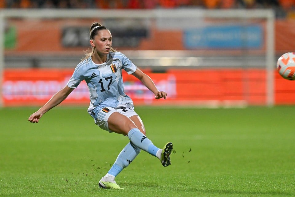 Jill Janssens im Red Flames-Trikot.  
