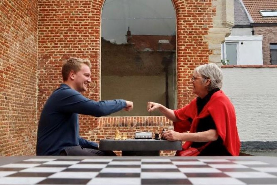 Gemeenteraadslid Arthur Orlians geeft Marie-Jeanne Jonckers van de Koninlijke Mechelse Schaakkring een vuistje na een partijtje schaken.  