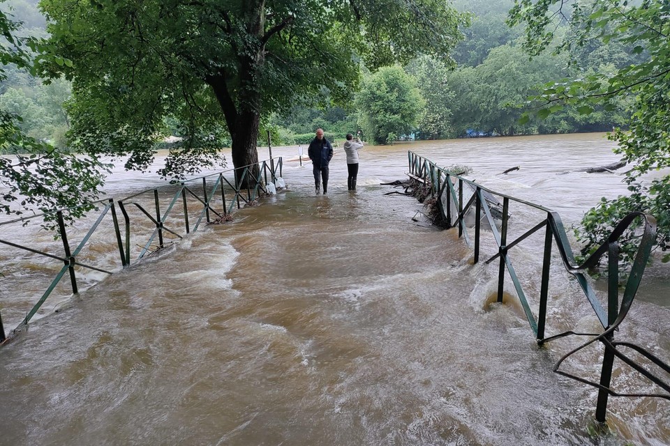 In een mum van tijd trad het riviertje uit haar oevers en zette de kampplaats onder water.