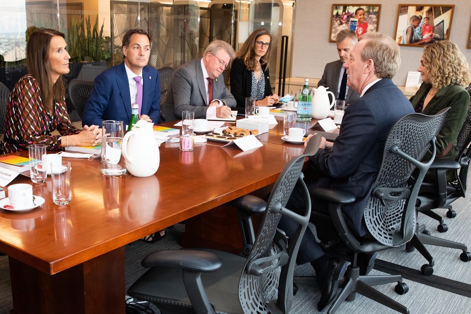 Ook buitenlandminister Sophie Wilmès (links, naast De Croo) nam deel aan het gesprek met Microsoft-topman Brad Smith (rechts).