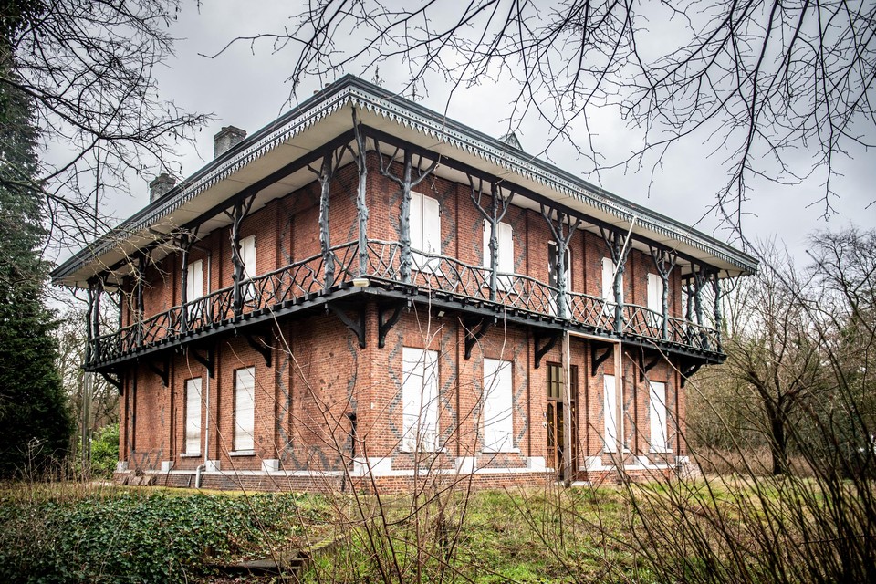 Het Chinees Paviljoen voor zijn restauratie.