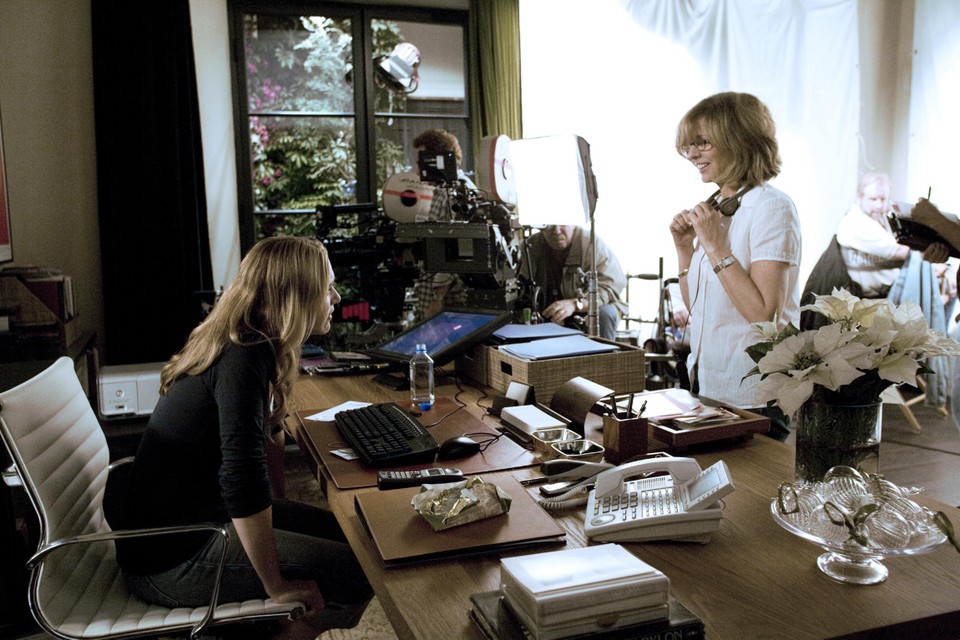 Kate Winslet (links) en regisseur Nancy Meyers op de set van ‘The Holiday’. 