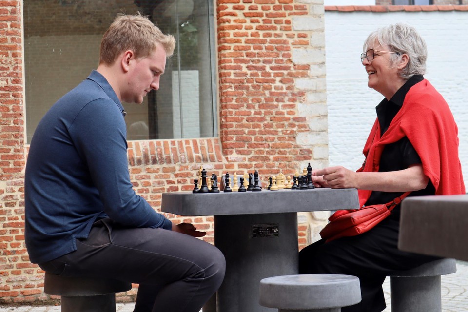 Arthur Orlians in volle concentratie tijdens een schaakspel met Marie-Jeanne Jonckers. 