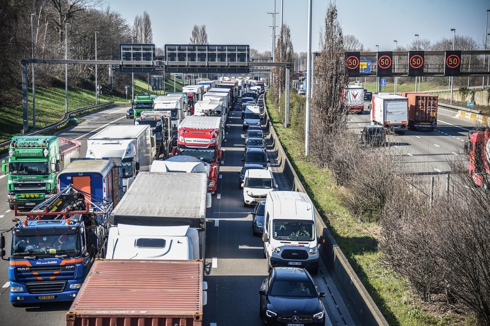 Dwang Eerlijkheid bodem Antwerpen zet lasertechnologie in om vervuilende vrachtwagens op te sporen ( Antwerpen) | Het Nieuwsblad Mobile