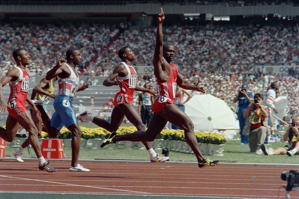 Olympische Spelen 1988. Ben Johnson laat Carl Lewis en de rest van het veld achter zich tijdens de meest beruchte sprint aller tijden. 