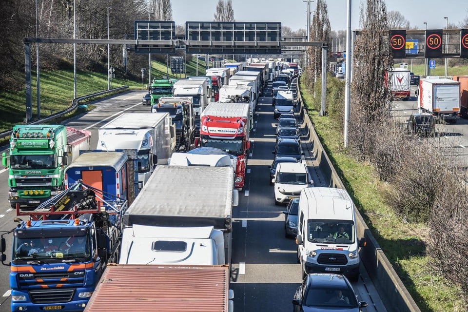 Long traffic jams around Antwerp and to the sea through Start Ascension Weekend (Antwerp)