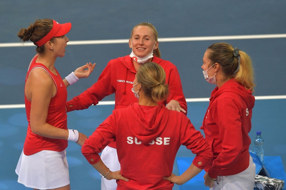 De Zwitserse dames, met links Belinda Bencic, blikken terug op hun zege tegen Australië.  