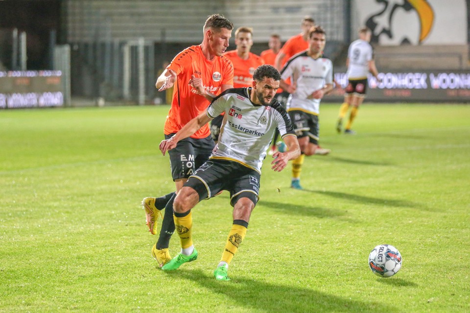 Sporting Lokeren - Erpe-Mere - Bezoeker Mathieu Thibaut zit Naim Boujouh op de hielen. 