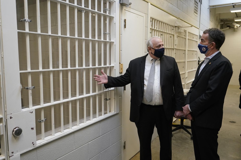 Democratisch gouverneur Northam (rechts) tijdens een rondleiding in de gevangenis van Greensville.  