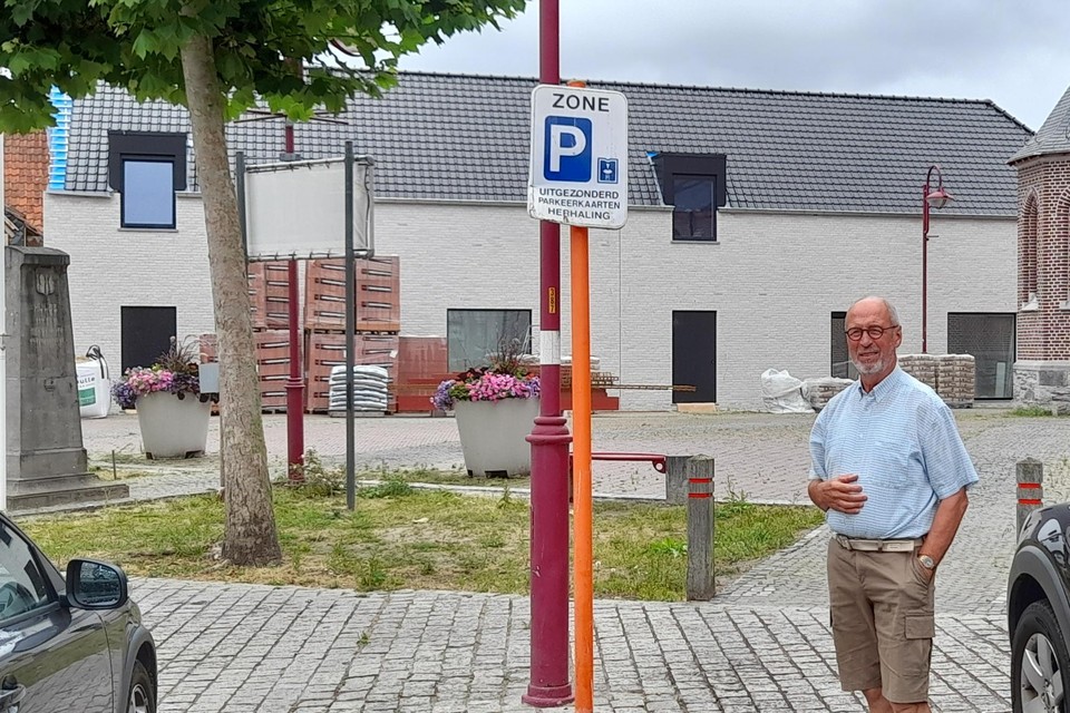 Buurtbewoner (en oppositieraadslid) Jan Pauwels bij de blauwe zone van Merendree. Officieel bestaat die niet meer, maar de signalisatie is nog steeds niet weggehaald. 