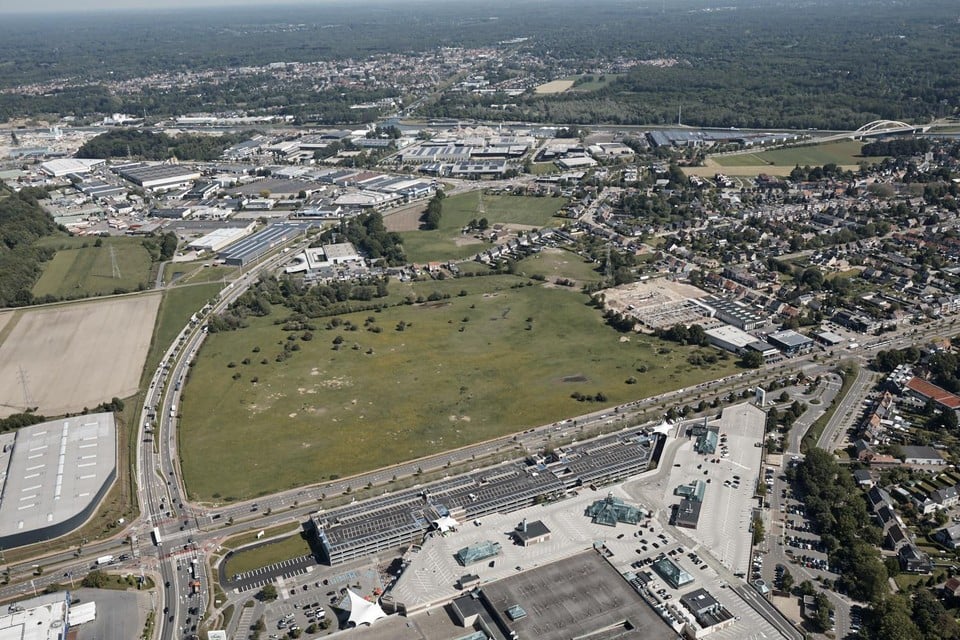 Een luchtfoto van de fortvlakte, met onderaan het Wijnegem Shopping Center.