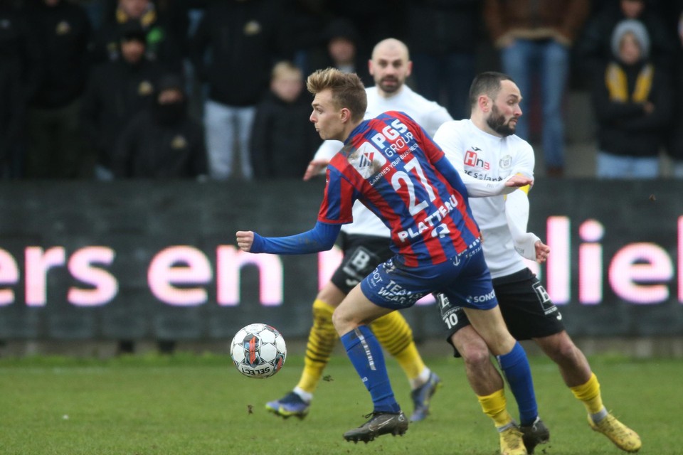 Olivier Scholaert en Alexander Maes met een botsing op het middenveld in KVK Westhoek - KSC Lokeren-Temse. 