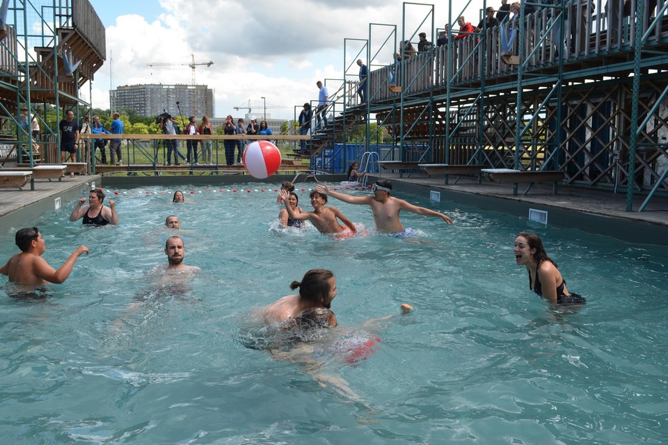 Deze zomer kunnen Brusselaars terug zwemmen in het openluchtzwembad Flow. 