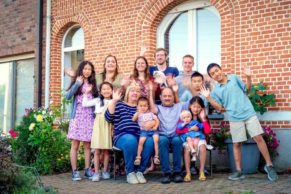 De familie Meulemans met elf van hun pleegkinderen in het nieuw VTM-programma ‘Families XXL’.