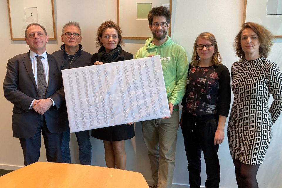Vlaams minister Lydia Peeters (Open VLD, midden) kreeg woensdag 1.000 Gentse handtekeningen overhandigd. 