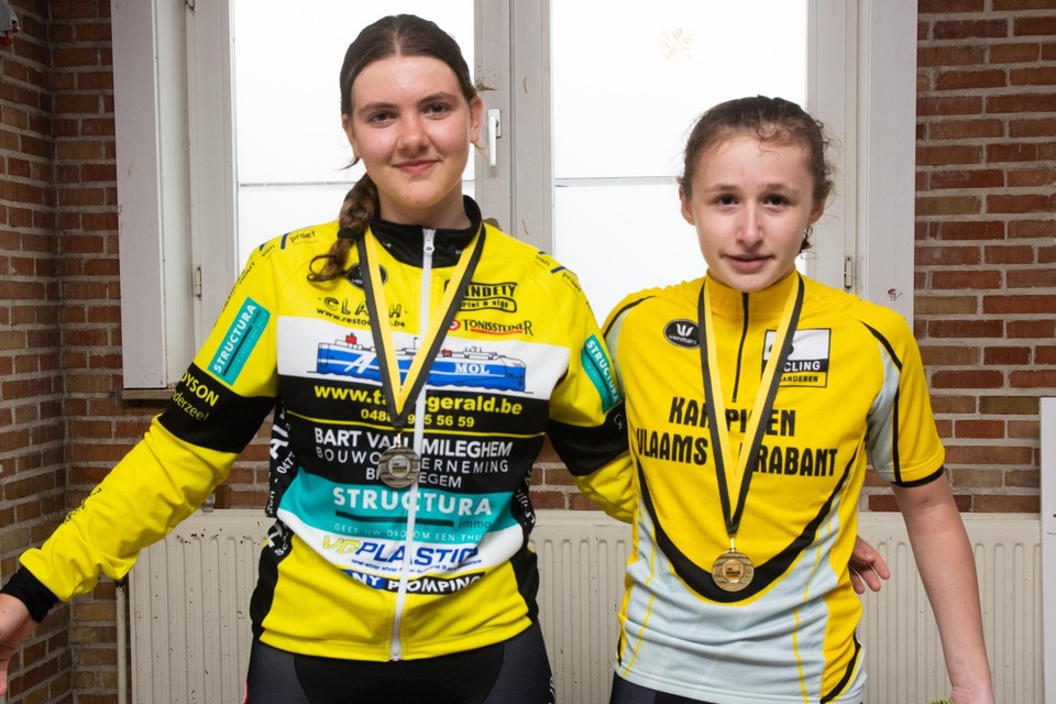Bij de 14-jarigen won Frauke Tordeurs (rechts) voor Tika Spinnoy.