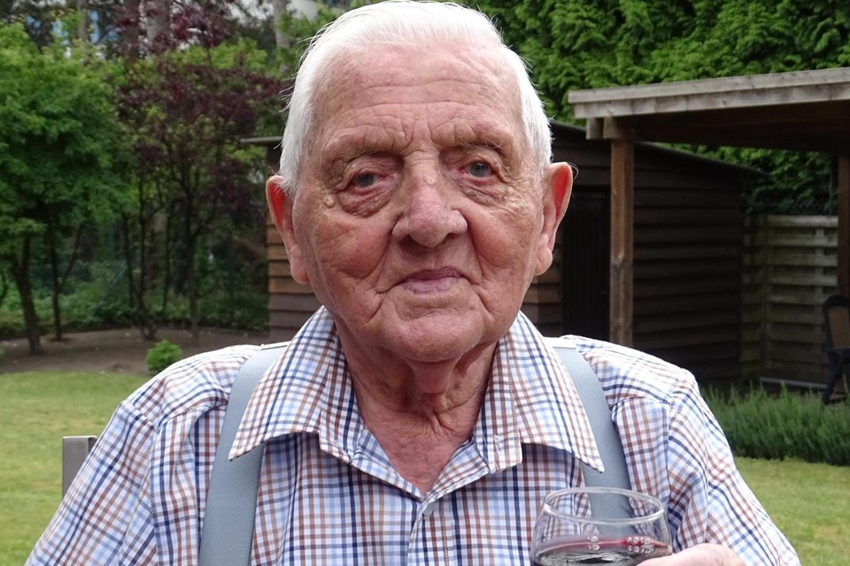 Jos De Houwer uit Vosselaar drinkt al een glas rode wijn op zijn honderdste verjaardag, op 5 juli. Het dorp onthaalt de eeuweling op zaterdag 9 juli op een feestelijke manier. 