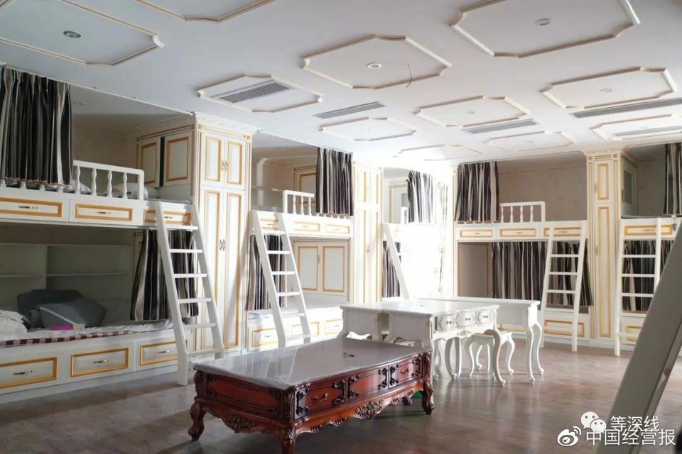 ­Inmiddels gecensureerde foto’s van het luxebordeel in Shanghai. De vrouwen mochten het ‘Kleine Rode Huis’ niet verlaten. 