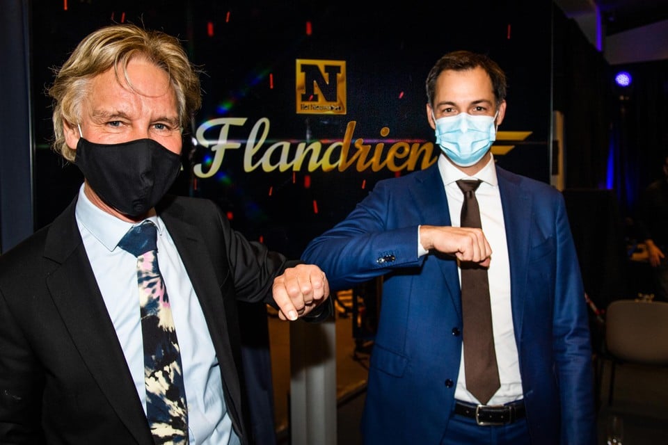 Algemeen Chef Sportwereld Guy Fransen begroet de premier. Met een elleboogje, zoals dat hoort.
