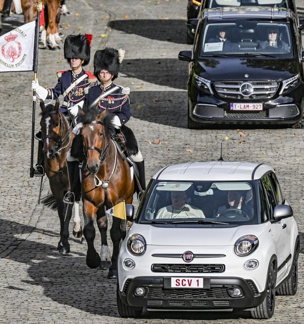 Members of the Royal Escort on Horse guide the Pope on his visit to our country in September 2024.