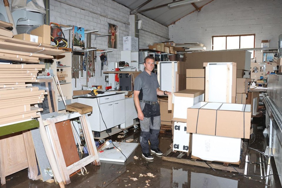 Bij interieurbouw Danny Duque in de Ganzenpoelstraat in Leut liep het atelier onder water. 