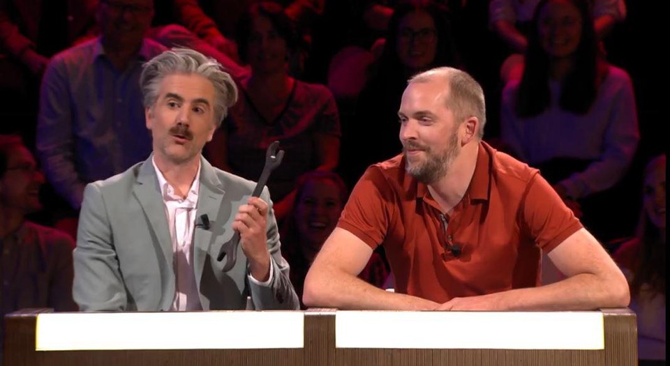 Jeroom probeert bij Robert in het publiek een lach af te dwingen.