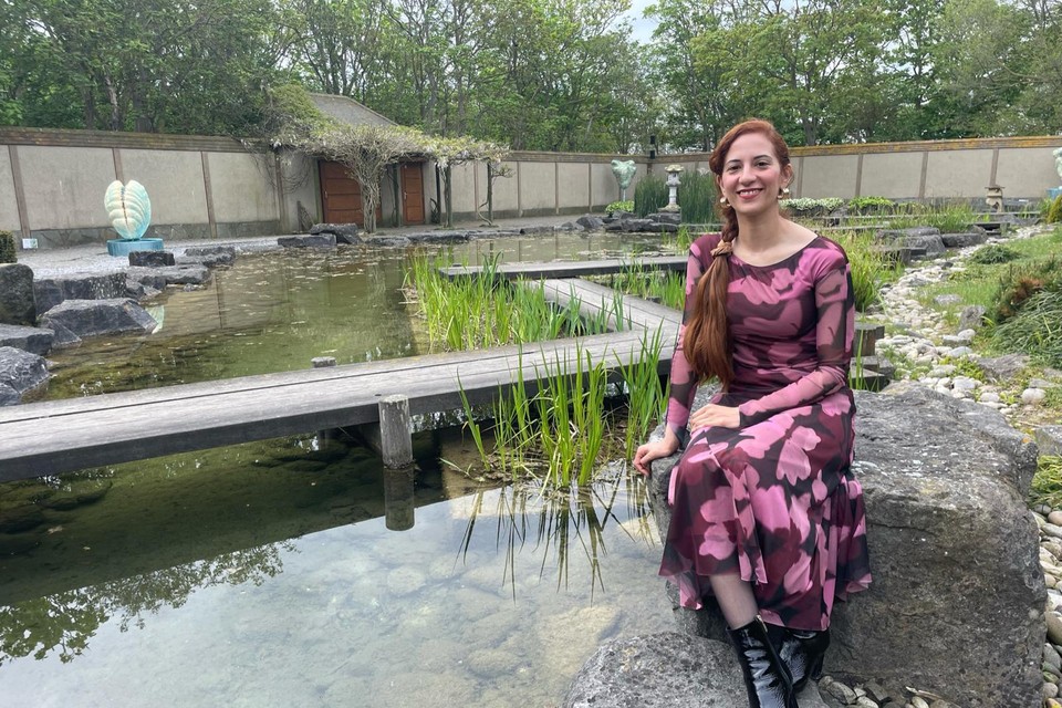 Schepen Hina Bhatti in de Japanse tuin.