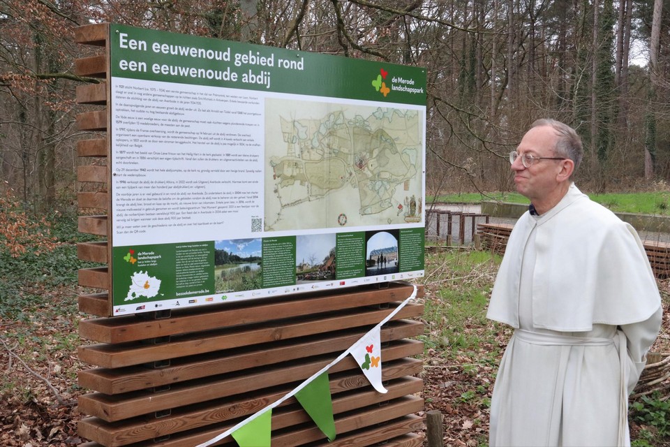 De infoborden geven uitleg over de streek en over de eeuwenoude abdij.