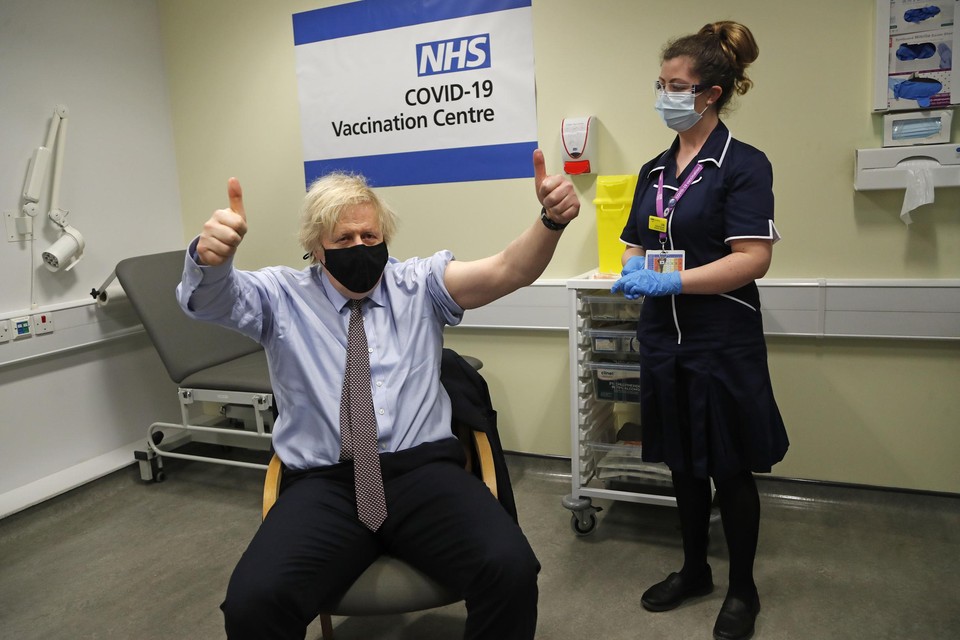 Boris Johnson ontving vrijdag zijn eerste dosis van het AstraZeneca-vaccin. De Britse premier heeft zijn oog laten vallen op de 4 miljoen doses die al in Leiden geproduceerd zijn. 