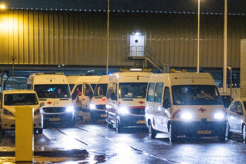 De reizigers werden met ambulances van de luchthaven naar een quarantainehotel gebracht 