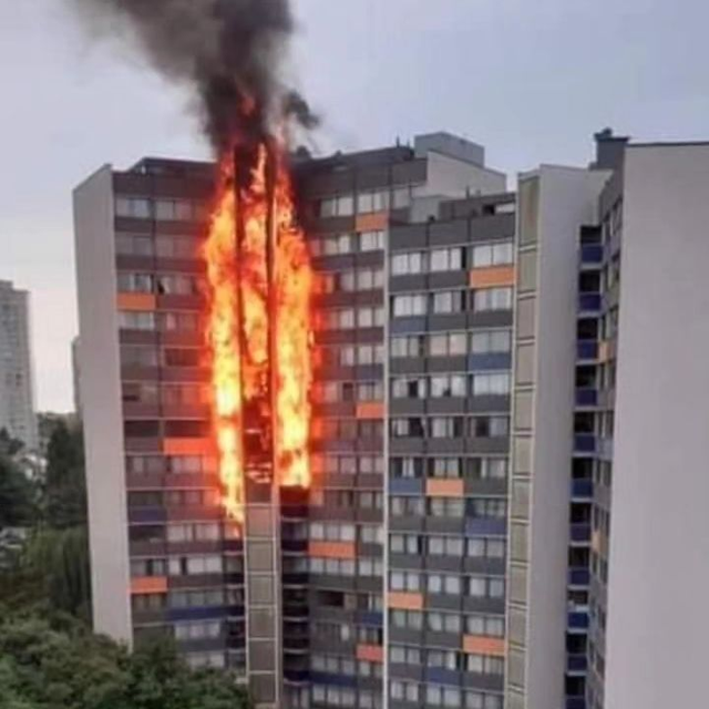 Het vuur ontstond aan trappen aan de buitenzijde, en verspreidde zich langs die weg en via balkons naar de keukens van een aantal flats.