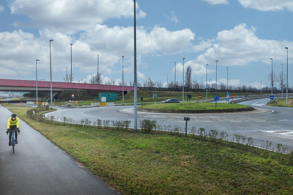 De nieuwe weg sluit rechtstreeks aan op deze rotonde.