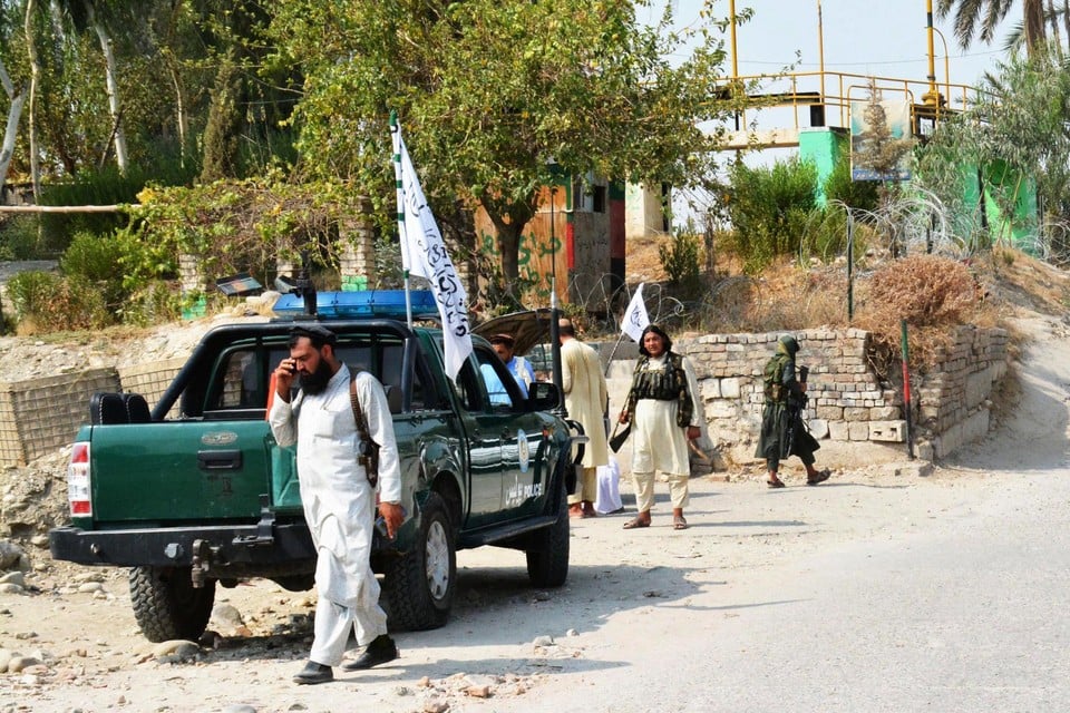 Taliban inspecteren de buurt in Jalalabad waar één van de explosies plaatsvonden