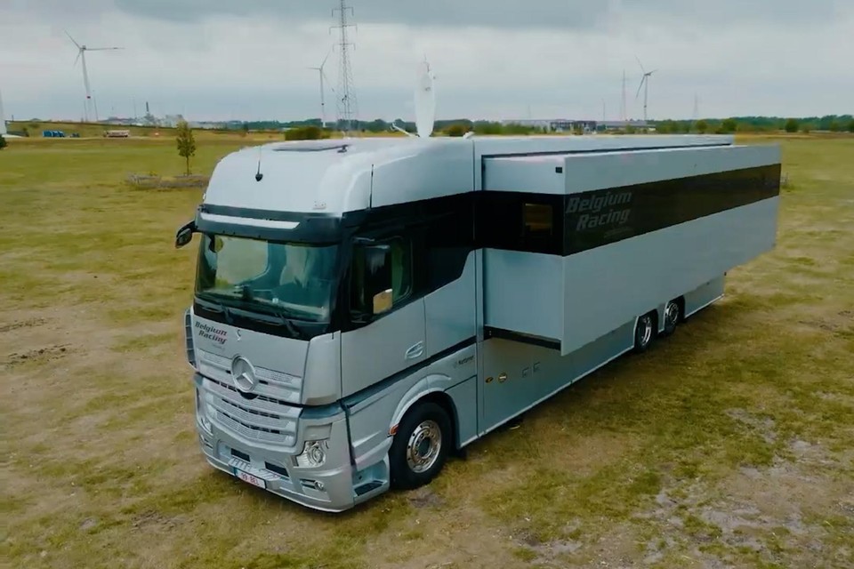 De Nederlandse website Pure Luxe toont een promotiefilmpje van de luxueuze motorhome van autocoureur Dylan Derdaele uit Lommel. 