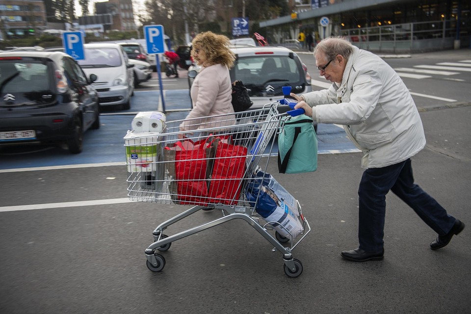 Als de grondstofprijzen dalen, wordt het winkelkarretje niet automatisch goedkoper.