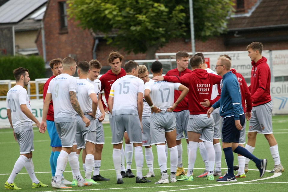 De spelers van Mandel steken de koppen bij elkaar na de uitschakeling.