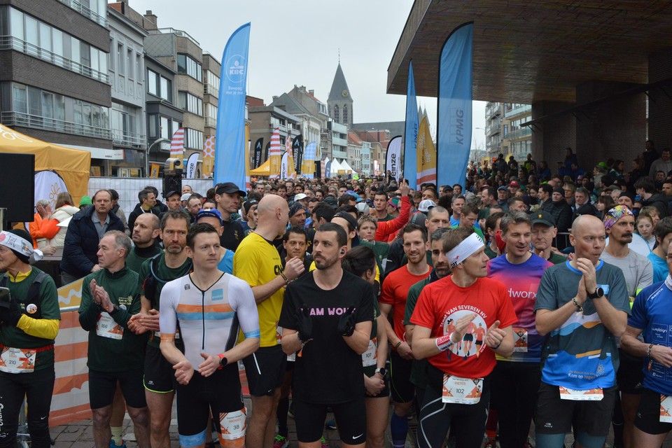600 teams deden mee aan de 100 km run tegen kanker.