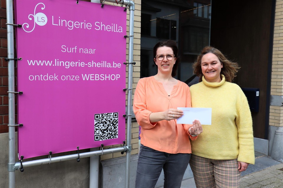 Winnares Ilse De Croock uit Aalter (rechts) ontving haar prijs uit handen van Nathalie Cauwels, de zaakvoerster van Lingerie Sheilla.