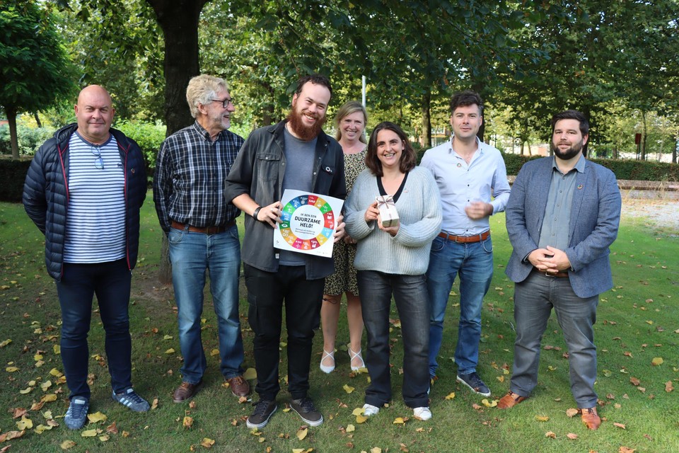 Jarno en Geertje vertegenwoordigden het personeel van Samenlevingsopbouw Oost-Vlaanderen.