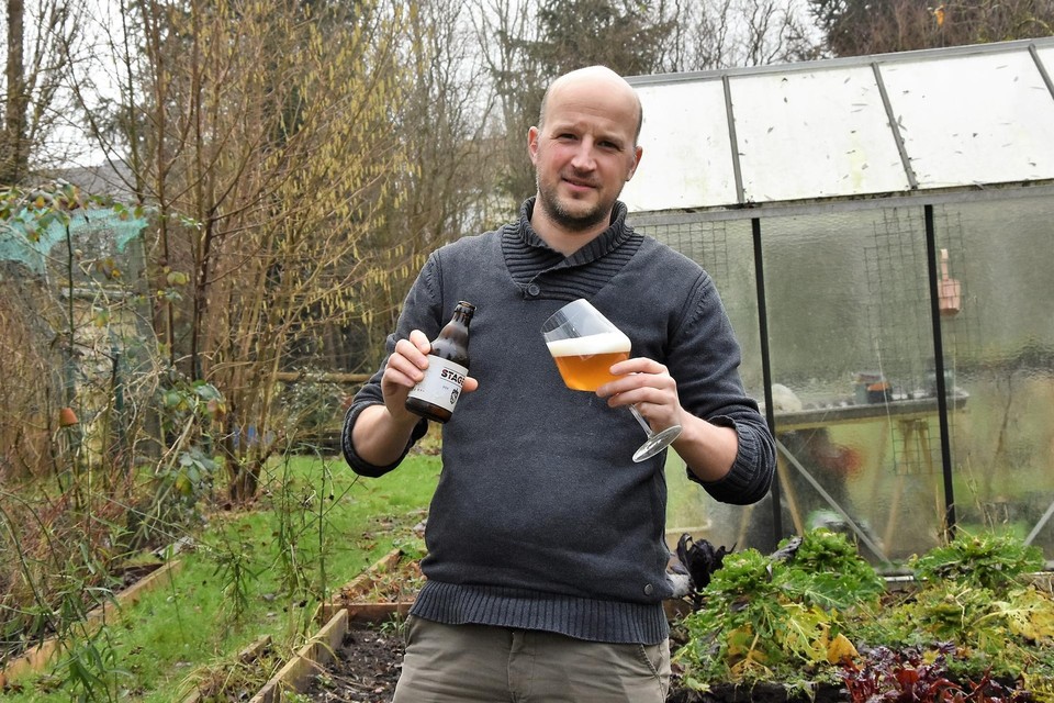 Pim Roose heeft de grootste moestuin vandaar dat de keuze rap gemaakt was dat zijn tuin zou gebruikt worden voor het kweken van hop. Die hop wordt dan gebruikt in hun bier Stagent. 