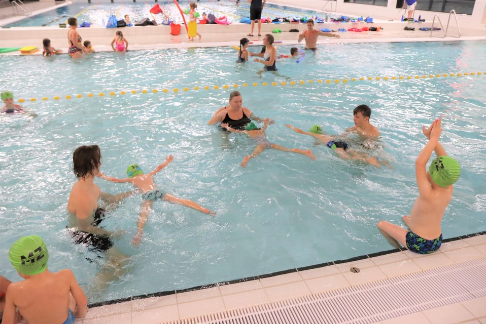 Tijdens de lessen leren de kinderen alles wat nodig is om op een degelijke manier te leren zwemmen. 