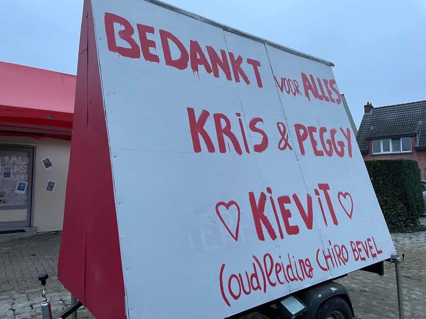 De leiding liet deze boodschap achter aan de frituur.