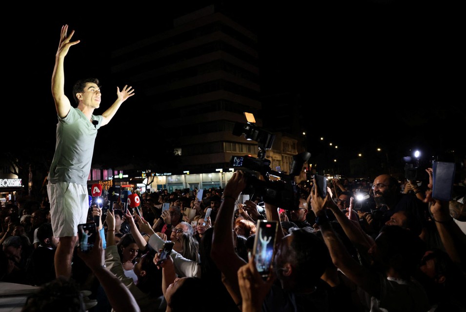 Panayiotou vierde zijn zeteltje in het Europees Parlement met zijn supporters in Nicosia.